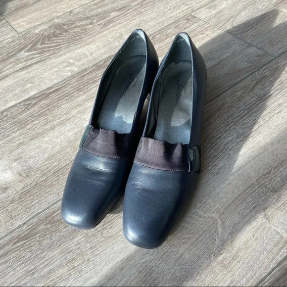 Trotters Women's Beth Pump in Navy Kid - Picture 2 of 14
